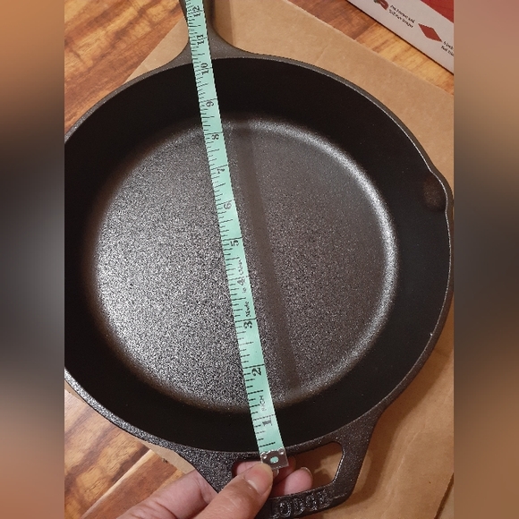 NWOT Lodge Seasoned cast iron skillet ONLY 10.25 inch with free POT HOLDER - Picture 2 of 8
